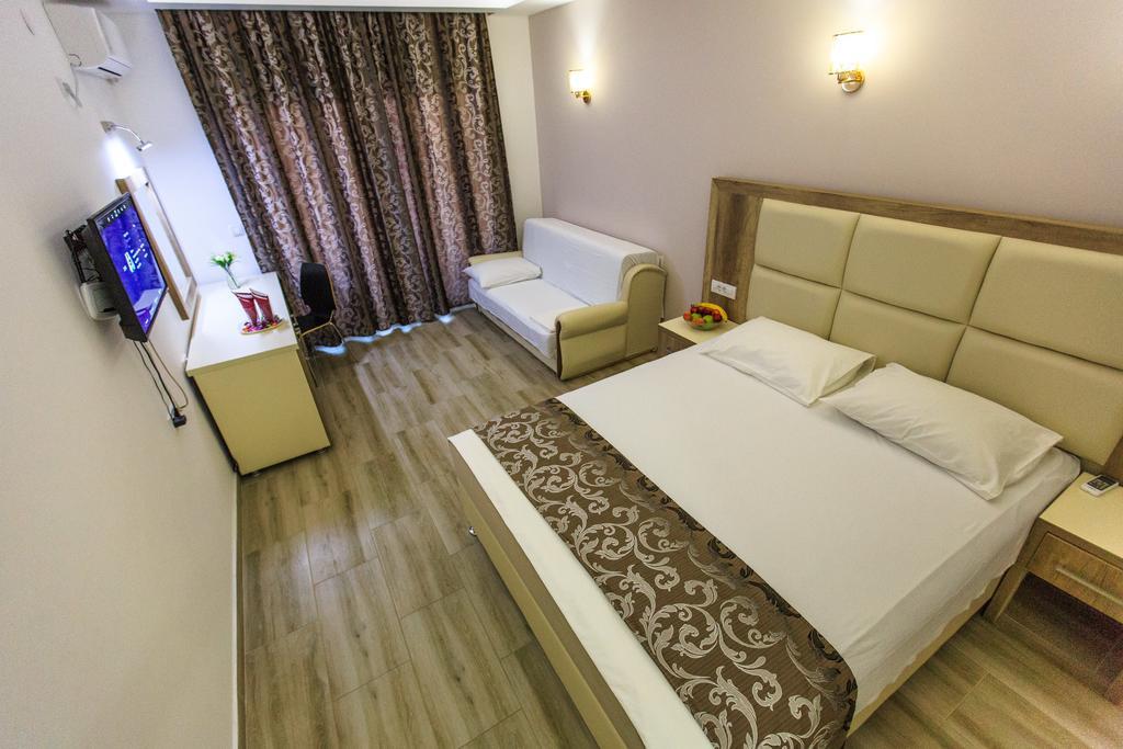 Hotel Edita Ulcinj Kültér fotó