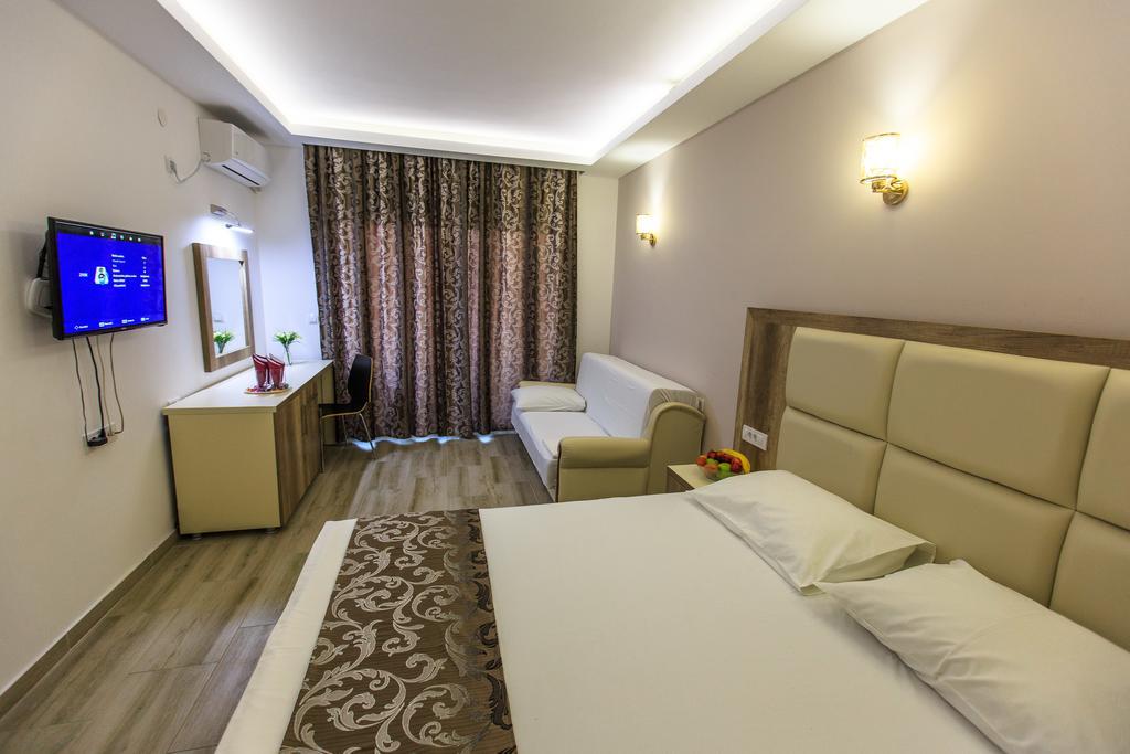 Hotel Edita Ulcinj Kültér fotó