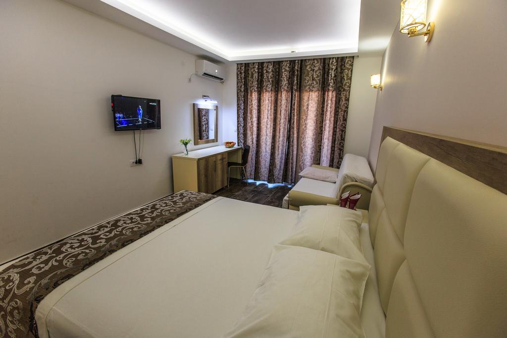Hotel Edita Ulcinj Kültér fotó